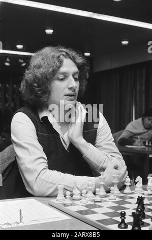 Torneo di Scacchi Interpolis a Tilburg Timman in azione Data: 30 settembre 1982 luogo: Noord-Brabant, Tilburg Parole Chiave: Scacchiera, scacchi, scacchi, tornei Nome personale: Timman, Jan Foto Stock