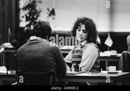 Interpolis Chess Tournament a Tilburg Timman (r) in azione contro Sosonko Data: 15 novembre 1979 luogo: Noord-Brabant, Tilburg Parole Chiave: Scacchi, sport, tornei Nome personale: Sosonko, Gennadi, Timman, Jan Foto Stock