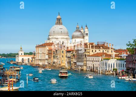 Basilica di Santa Maria della Salute sul Canal Grande a Venezia. Il Canal Grande è uno dei principali corridoi di traffico acquatico di Venezia. Foto Stock