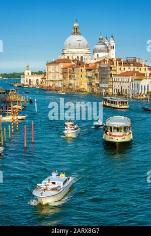 Venezia, Italia - 18 maggio 2017: I taxi d'acqua con i turisti navigano lungo il Canal Grande di Venezia. Le barche a motore sono il principale mezzo di trasporto a Venezia. San Foto Stock