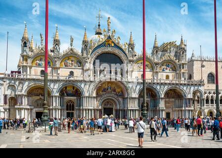 Venezia, Italia - 19 Maggio 2017: Piazza San Marco Con Basilica Di San Marco. Questa è la piazza principale di Venezia. Foto Stock