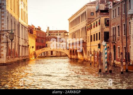 Venezia al tramonto, Italia. Il canale d'acqua di Venezia è una strada della città. Foto Stock