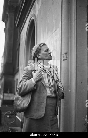 Ufficiale di polizia C.V. di fronte al tribunale di Amsterdam per il colpo mortale ha sparato a Meta Hofman il 12 agosto J.l. Tiny Hofman (madre di Meta Hofman) all'ingresso del Palazzo di Justitite ad Amsterdam Data: 20 Novembre 1981 luogo: Amsterdam, Noord-Holland Parole Chiave: Madri, corti Nome personale: Hofman, Tiny Foto Stock