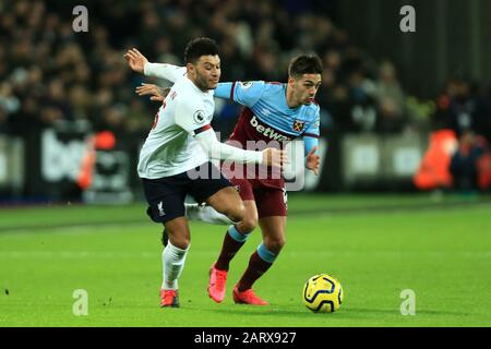 Londra, INGHILTERRA - GENNAIO 29TH Alex Oxlade-Chamberlain di Liverpool e Manuel Lanzini di West Ham durante la partita della Premier League tra West Ham United e Liverpool allo stadio di Londra, Stratford mercoledì 29th gennaio 2020. (Credit: Leila Coker | MI News) La Fotografia può essere utilizzata solo per scopi editoriali di giornali e/o riviste, licenza richiesta per uso commerciale Credit: Mi News & Sport /Alamy Live News Foto Stock