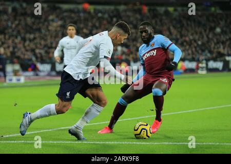 Londra, INGHILTERRA - GENNAIO 29TH Roberto Firmino di Liverpool e Arthur Masuaku di West Ham durante la partita della Premier League tra West Ham United e Liverpool allo stadio di Londra, Stratford Mercoledì 29th Gennaio 2020. (Credit: Leila Coker | MI News) La Fotografia può essere utilizzata solo per scopi editoriali di giornali e/o riviste, licenza richiesta per uso commerciale Credit: Mi News & Sport /Alamy Live News Foto Stock