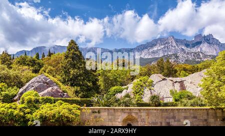 Il Monte Ai-Petri In Crimea, Russia. Ai-Petri è una delle montagne più alte della Crimea e delle attrazioni turistiche. widescreen 16:9. Foto Stock