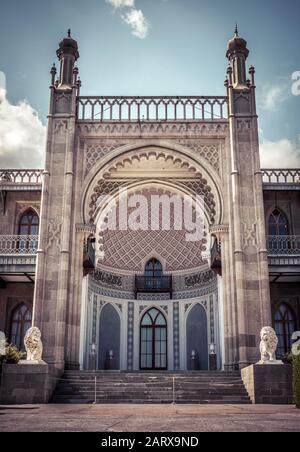 Facciata meridionale del Palazzo Vorontsov in Crimea, Russia. E' una delle principali attrazioni turistiche della Crimea. Vintage vie Foto Stock