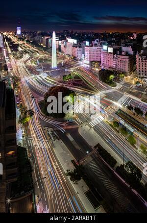 Percorsi leggeri su Avenida 9 de Julio a Buenos Aires di notte Foto Stock