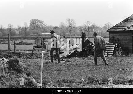 Due F-16 combattenti schiantati della forza aerea olandese vicino Hoogeveen Spettatori a uno dei velivoli schiantati Data: 27 aprile 1983 luogo: Drenthe, Hoogeveen Parole Chiave: Aerei da combattimento, incidenti aerei, relitti Foto Stock