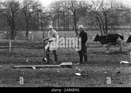 Due F-16 combattenti schiantati della forza aerea olandese vicino Hoogeveen Spettatori al razzo Data: 27 aprile 1983 luogo: Drenthe, Hoogeveen Parole Chiave: Aerei da combattimento, razzi, ecc. incidenti aerei Foto Stock