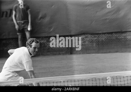 Open Dutch Tennis Championships 1969 A Hilversum Tom Okker In Azione Contro Roger Taylor Data: 2 Agosto 1969 Luogo: Hilversum, Noord-Holland Parole Chiave: Sport, Tennis Nome Del Personale: Okker, Tom Foto Stock