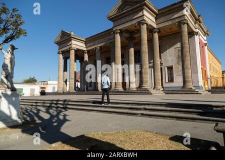 Giovane uomo che si trova nel teatro comunale di Quetzaltenango Guatemala Foto Stock