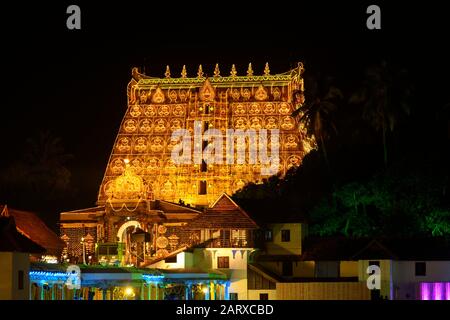 Sree padmanabhaswamy temple e padmatheertham stagno durante la cerimonia lakshadeepam ,thiruvananthapuram,Kerala, India Foto Stock
