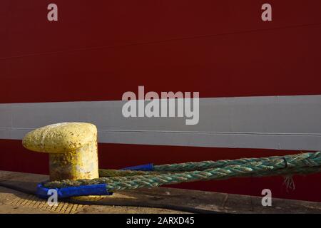 Navi Mooring Line Collegato A Un Bollard Foto Stock