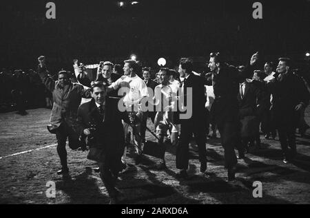 Tottenham Hotspurs Contro Atletico Madrid 5-1.Blanchflower E Giocatori Con Coppa Data: 15 Maggio 1963 Parole Chiave: Sport, Calcio Istituto Nome: Tottenham Hotspur Foto Stock
