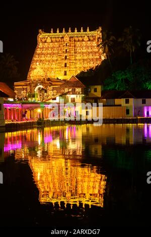 Sree padmanabhaswamy temple e padmatheertham stagno durante la cerimonia lakshadeepam ,thiruvananthapuram,Kerala, India Foto Stock