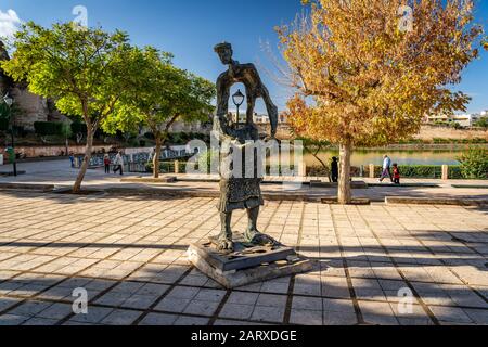 Meknes, Marocco - interessante scultura di un mendicante vicino alle rovine delle scuderie reali Foto Stock