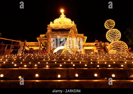 Sree padmanabhaswamy temple e padmatheertham stagno durante la cerimonia lakshadeepam ,thiruvananthapuram,Kerala, India Foto Stock