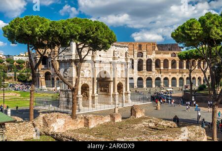 Arco di Costantino e Colosseo, Roma, Italia. Questo posto è una delle principali attrazioni turistiche di Roma. Vista panoramica delle antiche rovine romane di Roma c Foto Stock