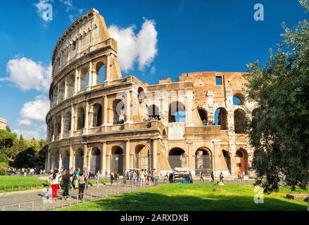 Roma - 4 OTTOBRE 2012: I turisti che visitano il Colosseo. Il Colosseo è una delle principali attrazioni turistiche di Roma. Foto Stock