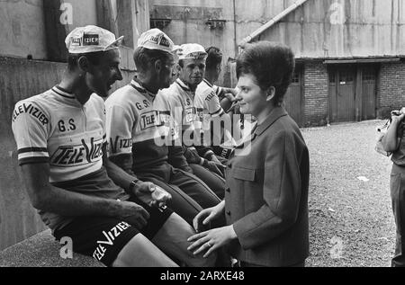 Tour de France 1964 Tour de France, il team Televisor Annotazione: Sinistra (con donna) Rik Wouters, in aggiunta? - Sì. Terza di sinistra Cees Haast Data: 14 luglio 1964 luogo: Parigi Parole Chiave: Squadre, ciclisti, ciclisti Nome personale: Haast, Cees, Wouters, Rik (ciclista) Nome dell'istituzione: Tour de l'Avenir Foto Stock