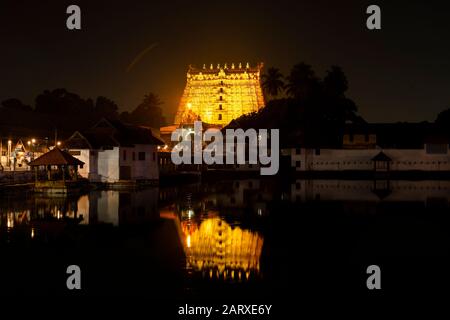 Sree padmanabhaswamy temple e padmatheertham stagno durante la cerimonia lakshadeepam ,thiruvananthapuram,Kerala, India Foto Stock