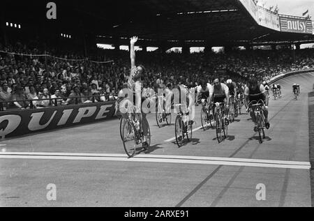 Tour de France 1964 Tour de l'Avenir. Arrivo A Parigi. Gerben Karstens prima di tutto la linea sinistra Bart Zoet Data: 14 luglio 1964 Località: Parigi Parole Chiave: Ciclismo, ciclisti Nome personale: Karstens, Gerben, Zoet, Bart Nome istituzionale: Tour de l'Avenir Foto Stock