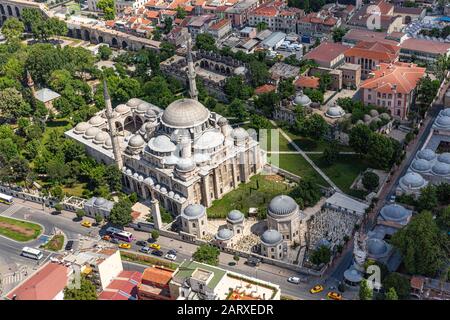 Vista Di Istanbul Dall'Elicottero. Moschea Di Sehzadebasi, Istanbul, Turchia Foto Stock