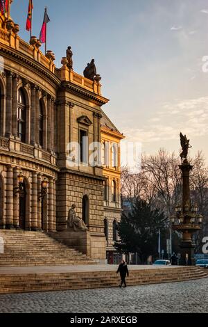 Praga, Repubblica Ceca, 29 gennaio 2020 - Rudolfinum opera classica e museo a Praga in una calda mattina autunnale con raggi solari Foto Stock