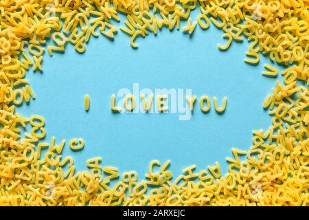 Frase TI AMO fatto di pasta secca su sfondo colorato Foto Stock
