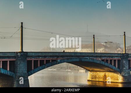 Praga, Repubblica Ceca, 29 gennaio 2020 - mattina d'autunno a Praga sotto il ponte vuoto con luce solare calda Foto Stock