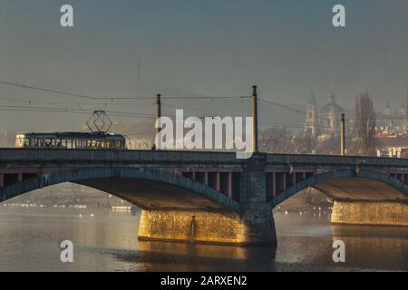 Praga, Repubblica Ceca, 29 gennaio 2020 - mattina d'autunno a Praga sotto il ponte vuoto con luce solare calda Foto Stock