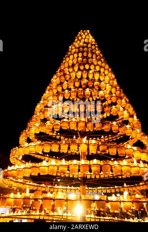 Sree padmanabhaswamy temple e padmatheertham stagno durante la cerimonia lakshadeepam ,thiruvananthapuram,Kerala, India Foto Stock