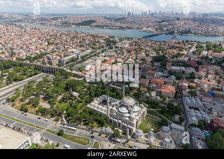 Vista Di Istanbul Dall'Elicottero. Moschea Di Sehzadebasi, Istanbul, Turchia Foto Stock