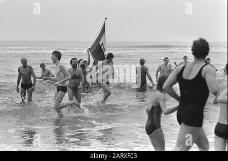Tradizionale Capodanno a Zandvoort Data: 1 gennaio 1982 Località: Noord-Holland, Zandvoort Parole Chiave: New Year's dive Foto Stock