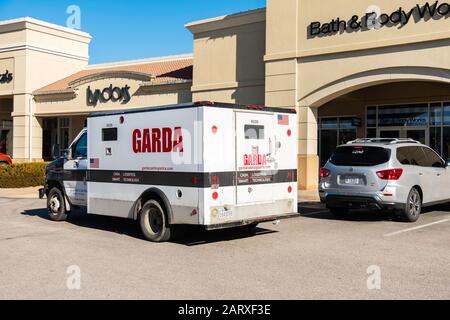 Trasporto Di Camion blindati di Garda in attesa di fronte a Bath & Body Works, il centro commerciale Bradley Fair. STATI UNITI. Foto Stock