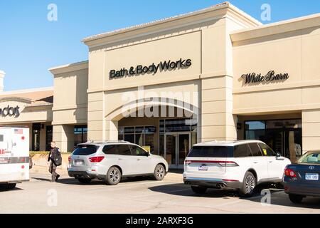 Una guardia del Garda trasporta contanti da Bath & Body Works ad un camion blindato del Garda. STATI UNITI Foto Stock