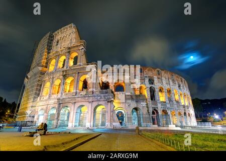 Colosseo di notte a Roma Foto Stock