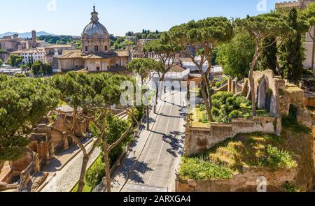 Paesaggio di Roma in estate, Italia. Panorama panoramico delle antiche rovine della città di Roma. Veduta aerea dei resti del famoso Impero Romano. ci bello Foto Stock