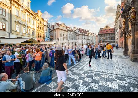 Una grande folla di turisti si riuniscono per guardare l'orologio astronomico nella città vecchia di Praga, Repubblica Ceca e una giornata di sole all'inizio dell'autunno. Foto Stock