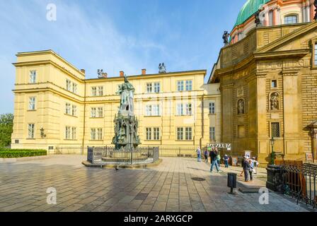 I turisti entrano nel Museo del Ponte Carlo vicino alla statua di Carlo IV nella Piazza dei Cavalieri della Croce vicino alla Torre Vecchia di Praga, Repubblica Ceca Foto Stock