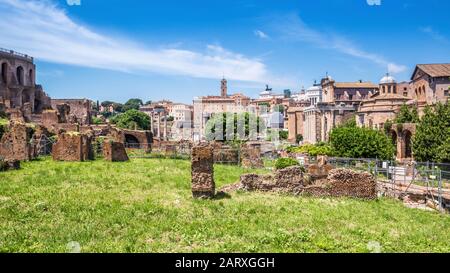 Panorama del vecchio Foro Romano, Roma, Italia. E' una delle principali attrazioni turistiche di Roma. Rovine dell'antica città di Roma in estate. Vista panoramica di t Foto Stock