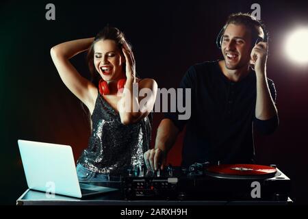 Giovani djs che suonano musica in discoteca Foto Stock