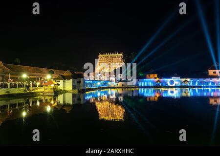 Sree padmanabhaswamy temple e padmatheertham stagno durante la cerimonia lakshadeepam ,thiruvananthapuram,Kerala, India Foto Stock