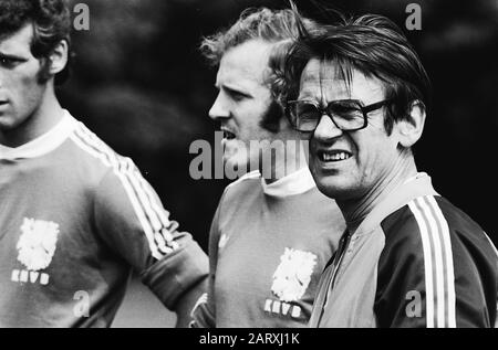 Formazione nazionale olandese in Zeist in relazione ai Campionati europei in Italia; Trainer Black Cross, headline Data: 28 maggio 1980 Località: Italia, Zeist Parole Chiave: Sport, calcio Foto Stock