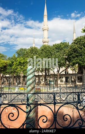 La Colonna Serpent e la Moschea Blu minarets a Istanbul, Turchia. Costantino il Grande spostò La Colonna serpente dal Tempio greco di Apollo a del Foto Stock