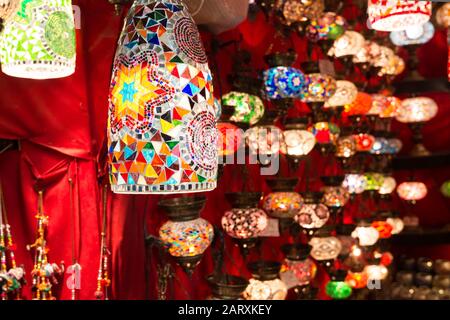 Colorate lanterne turche offerte in vendita al Grand Bazaar di Istanbul, Turchia. È un souvenir popolare Foto Stock