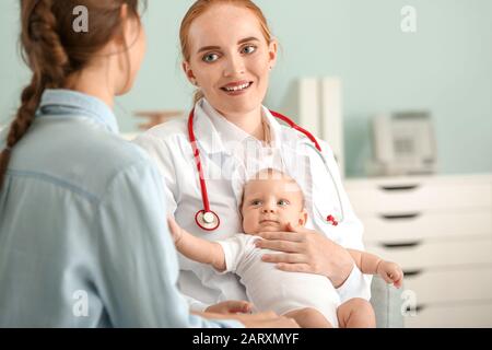 Donna con bambino piccolo pediatra visita in clinica Foto Stock