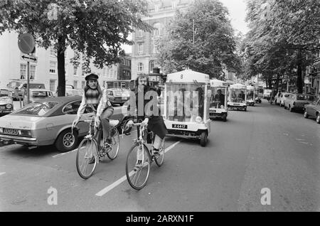 Apertura di Alderman Roel van Duijn della manifestazione Libro e Città Amsterdam Van Duijn sulla moto, seguito da bianco carren Data: 23 Maggio 1975 Località: Amsterdam, Noord-Holland Parole Chiave: Biciclette, eventi, aldermen, carrelli bianchi Nome personale: Duijn, Roel van Foto Stock