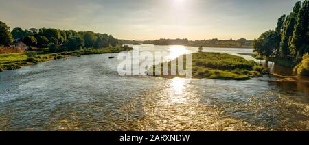 Vista della Loira al tramonto dal ponte di Amboise, Francia Foto Stock